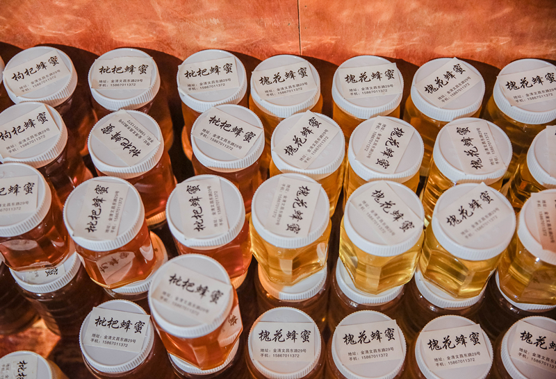 蜂蜜储存需要适宜的温度，李加夫家里的仓库遍常年靠空调维持温度。.jpg